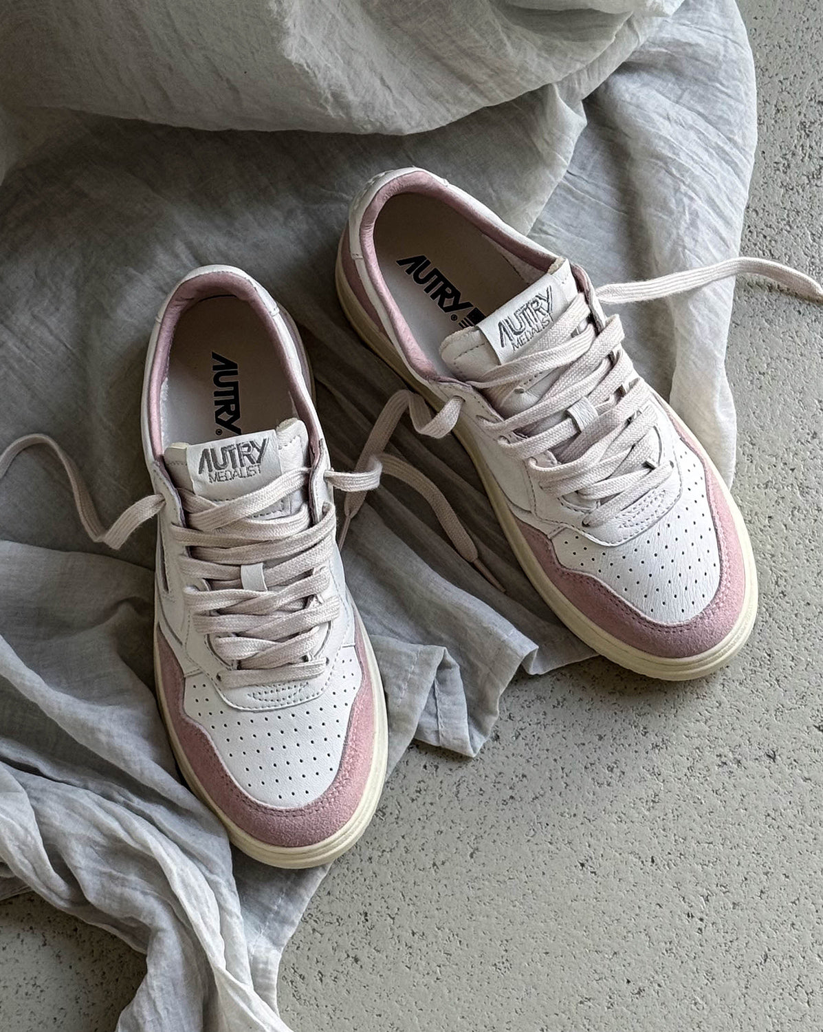 Autry Medalist W *Goat / Suede*
